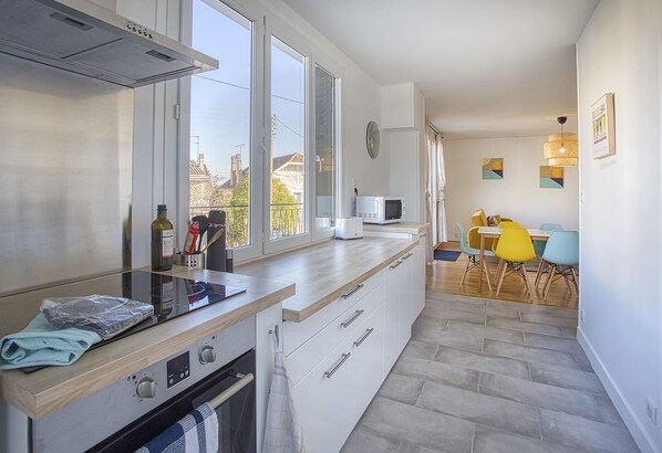 Kjøleskap, mikrobølgeovn, ovn og kokeplater