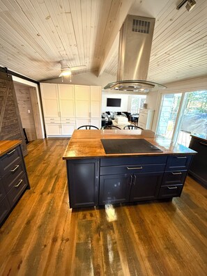 Frigorífic, microones, forn i placa de cuina 