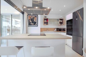 Refrigerador, microondas, horno, lavavajillas