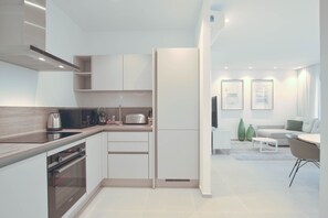 Geladeira, micro-ondas, fogão, cooktop