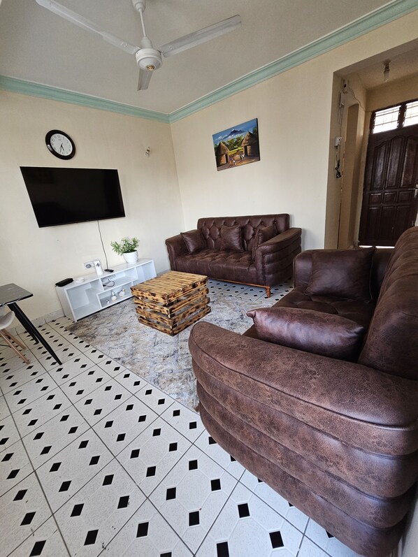 Living area - Cannon cozy retreat home for short and long term stays,home away from home ready (Mombasa)