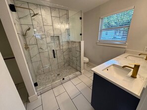 Secador de cabelo, toalhas de banho, sabonete, papel higiênico