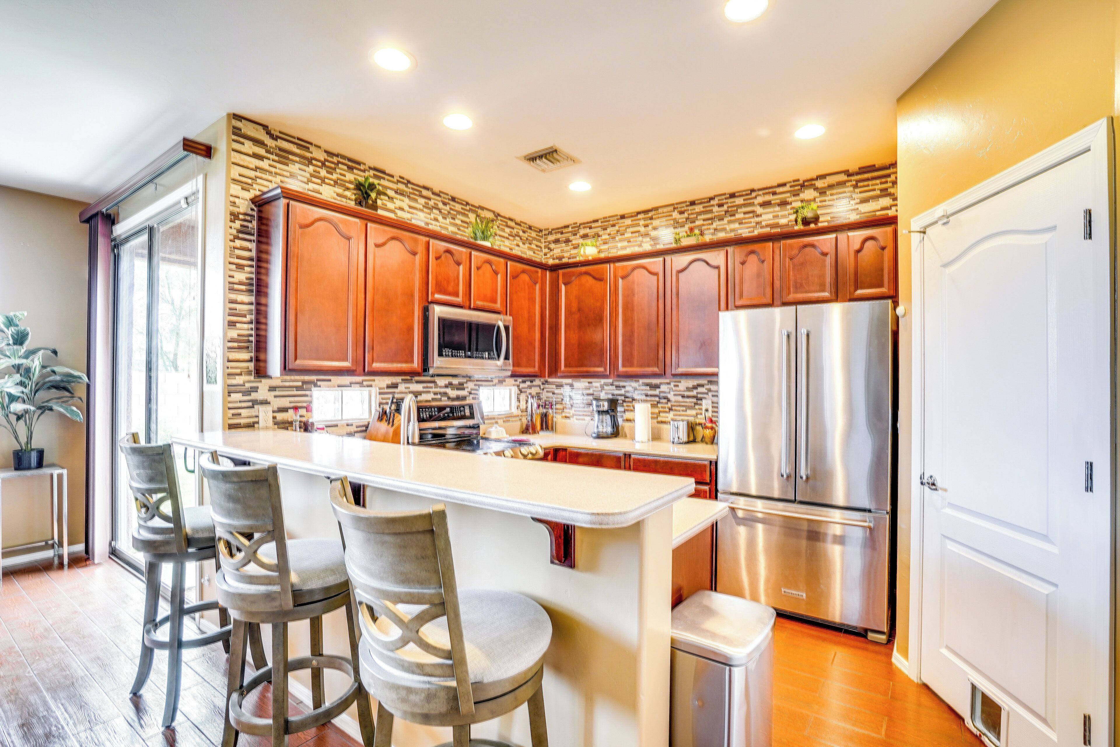 Fridge, microwave, stovetop, dishwasher