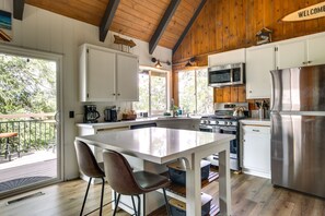 Fridge, microwave, stovetop, dishwasher - Cozy & Chic Lake Arrowhead Cabin w/ Deck! (Lake Arrowhead)