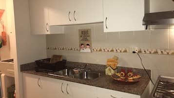 雪櫃、微波爐、焗爐、爐具