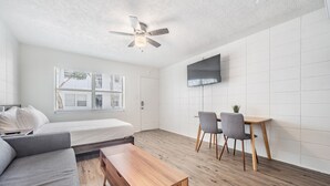 1 bedroom, memory-foam beds, free WiFi, bed sheets - Satoshi Hideout (St. Petersburg)