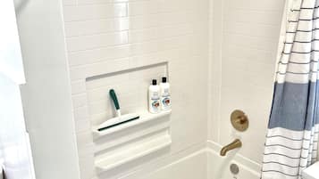 Haartrockner, Handtücher, Seife, Shampoo
