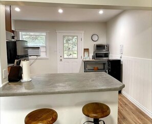 Geladeira, micro-ondas, fogão, cooktop