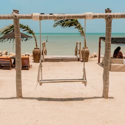 在海灘附近、白沙、躺椅、沙灘巾