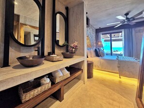Deluxe-Studiosuite, Meerblick | Badezimmer | Dusche, Regendusche, Haartrockner, Handtücher