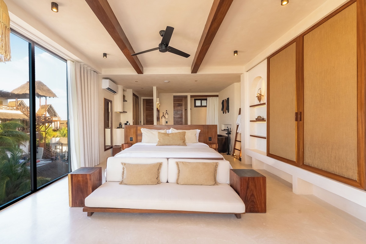 Suite estudio Deluxe, 1 cama de matrimonio grande, vistas al mar | Minibar, caja fuerte, tabla de planchar con plancha y wifi gratis