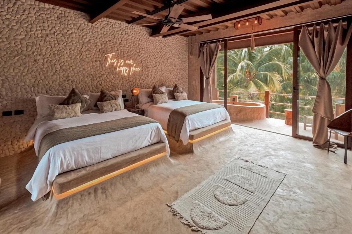 Habitación de lujo, 2 camas de matrimonio, bañera, vistas a la piscina | Vistas desde la habitación