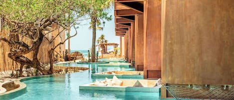 2 piscine all'aperto, con ingresso dalle 08:00 alle 22:00, lettini