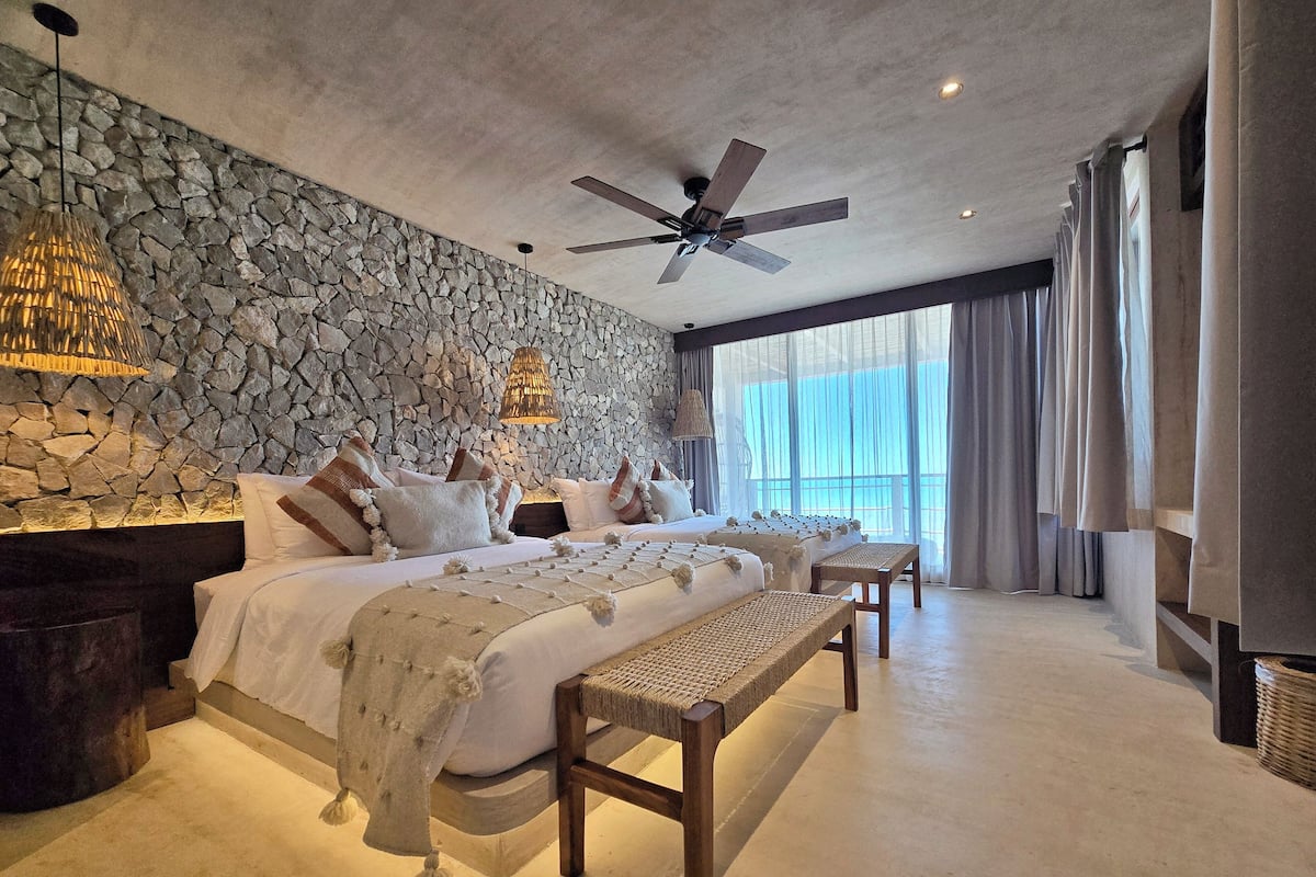 Minibar, caja de seguridad en la habitación y decoración personalizada