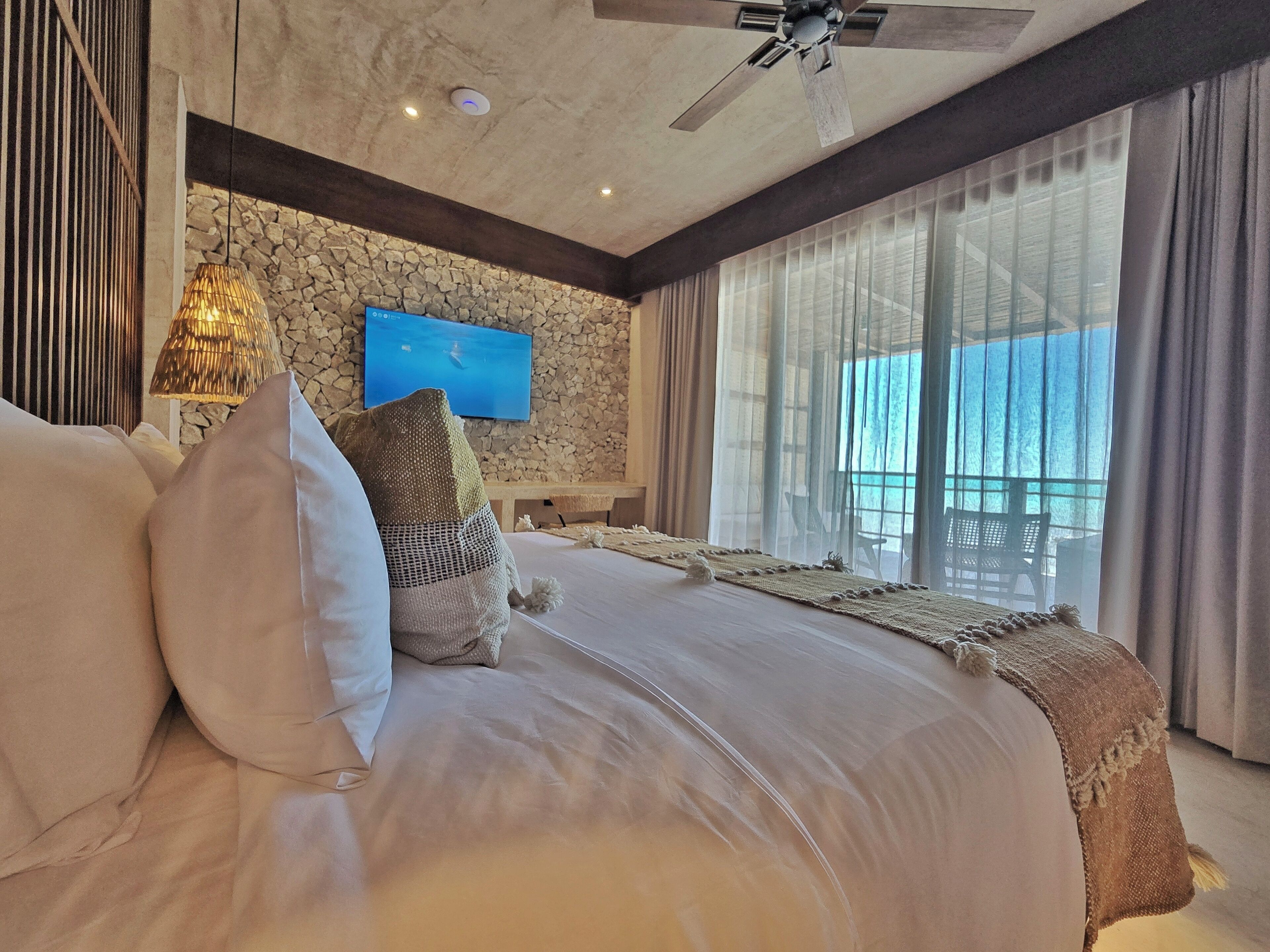 Deluxe Room, Balcony, Sea View | Minibar, in-room safe, individually decorated, individually furnished