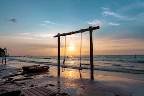 Gần bãi biển, cát trắng, ghế dài tắm nắng, khăn tắm biển