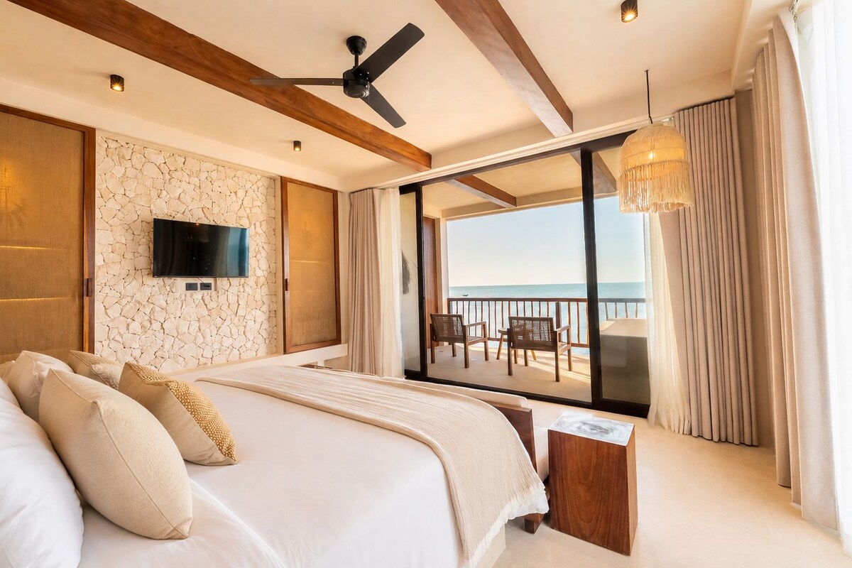 Suite estudio Deluxe, 1 cama de matrimonio grande, vistas al mar | Minibar, caja fuerte, tabla de planchar con plancha y wifi gratis