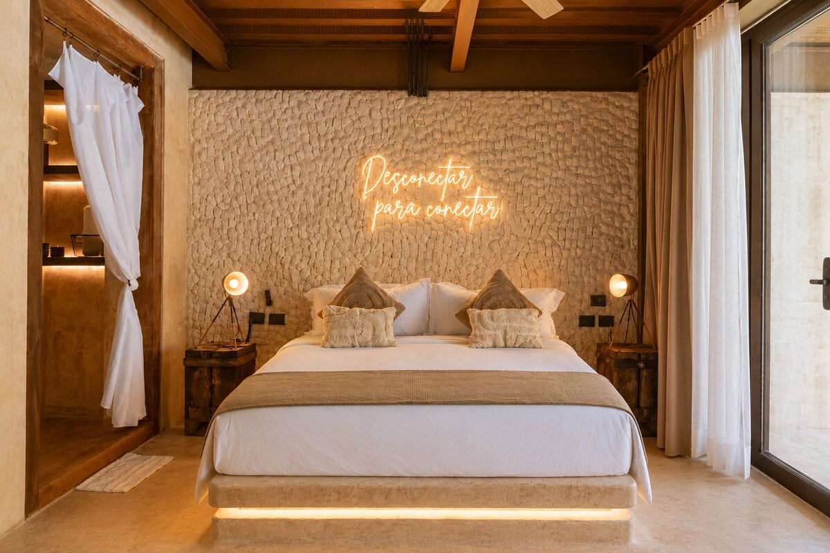 Chambre traditionnelle, vue sur la piscine | Minibar, coffre-fort, fer et planche à repasser, accès au Wi-Fi (inclus)