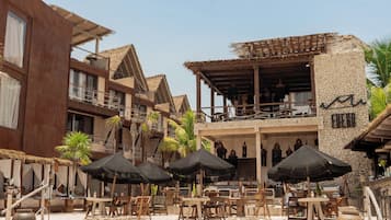 3 restaurantes; se sirven desayunos, almuerzos y cenas