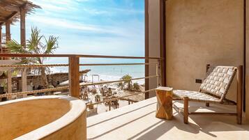 Habitación Premium, bañera, vistas parciales al mar | Vistas del balcón
