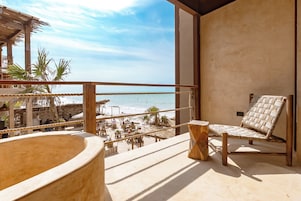 Quarto premium, banheira, vista parcial para o mar | Vista da sacada