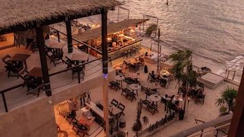 3 restaurants; breakfast, lunch and dinner served
