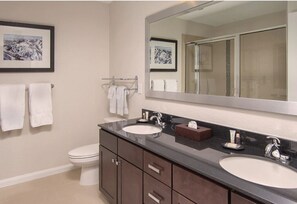 Een haardroger, handdoeken, zeep, shampoo