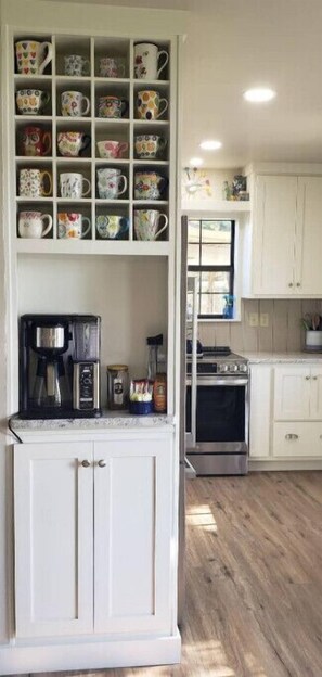 Private kitchen - Morning Coffee. Lakeside. Peace and Serenity. (Grove)