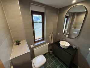 Sèche-cheveux, serviettes fournies, savon, papier toilette