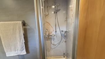 Secadora de cabello, toallas, jabón, papel de baño