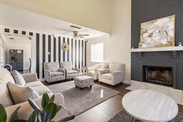 Living area - Clean, Cozy and Spacious 5bedroom 2baths (Garland)