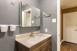 タオル、石鹸、トイレットペーパー