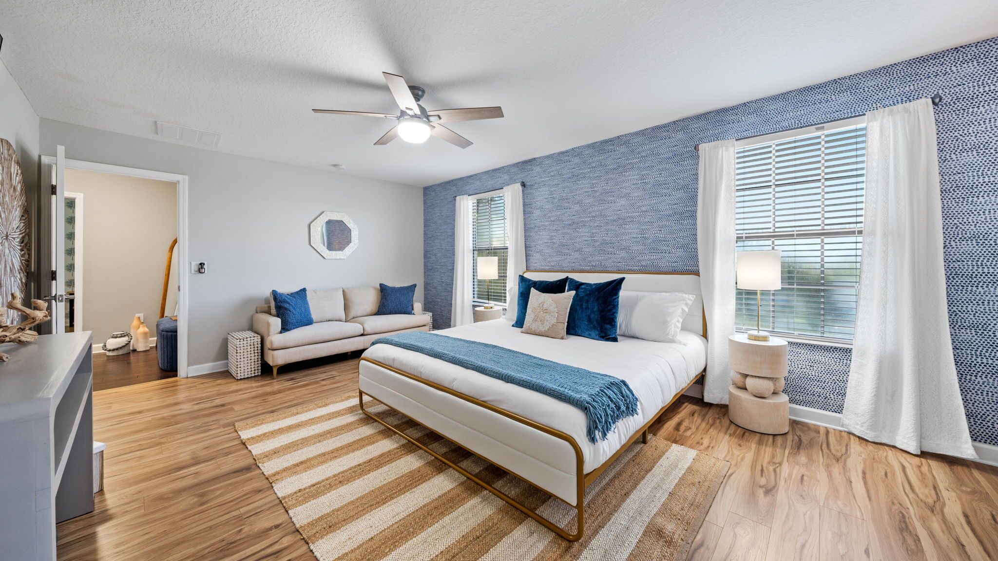 6 bedrooms, desk, WiFi, bed sheets