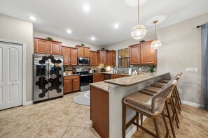 Fridge, microwave, oven, stovetop - Game Room - Pool - Themed Rooms (Davenport)