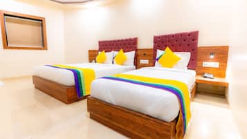 Cofres nos quartos, escrivaninha, ferros/tábuas de passar roupa