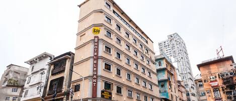 A multi-story hotel with a classic architectural design, featuring a prominent 'Hotel Peninsula' sign.