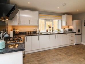 Fridge, dishwasher, electric kettle, toaster - Sunny Views (Ilfracombe)