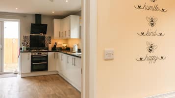 Een koelkast, een vaatwasser, een waterkoker, een broodrooster