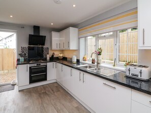 Kühlschrank, Geschirrspüler, Wasserkocher, Toaster