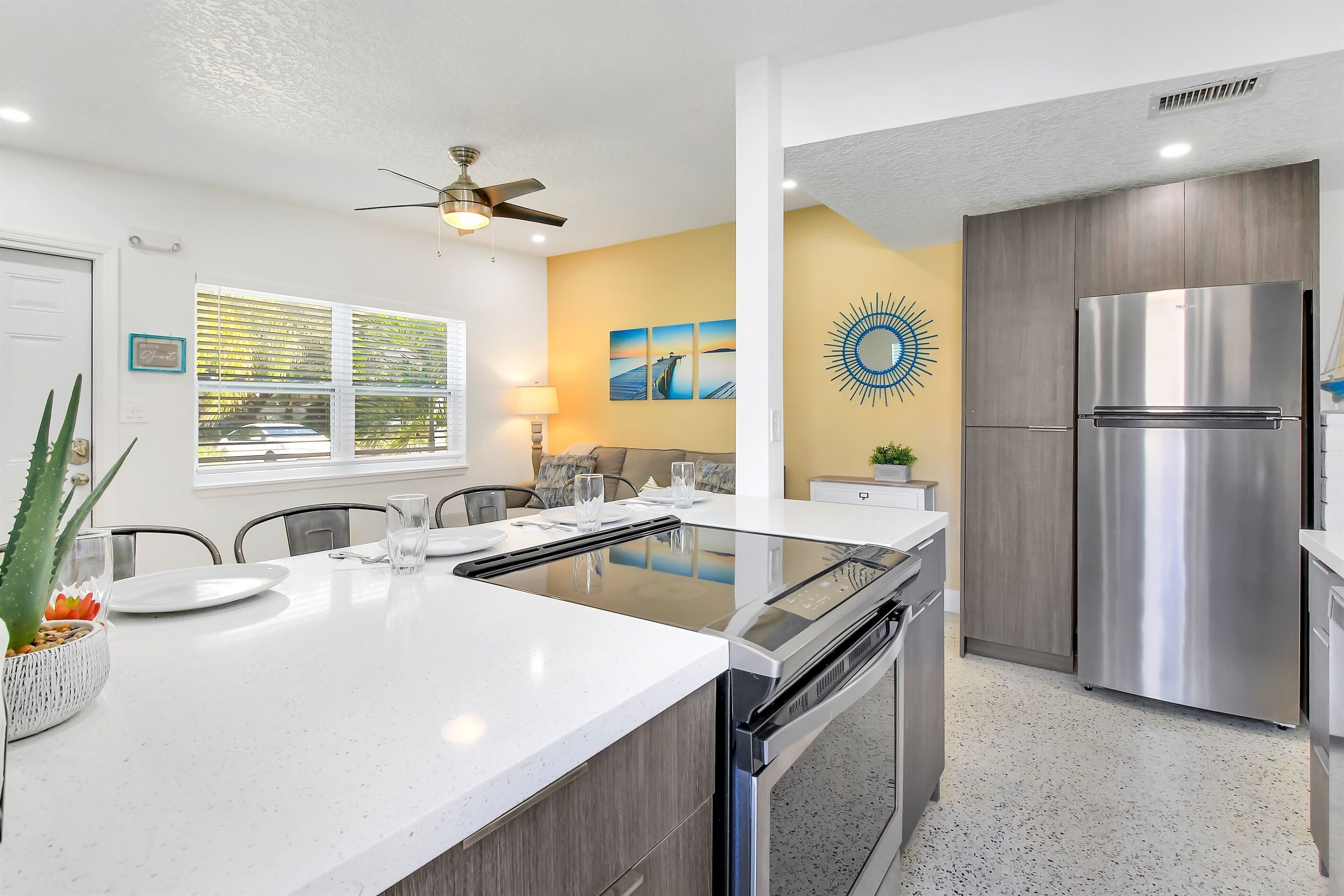 Refrigerador, microondas, horno y parrilla de estufa 