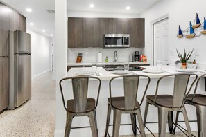 Fridge, microwave, oven, stovetop - Cape Getaway 1-Walk to the beach-BBQ-Beach Gear (Cape Canaveral)