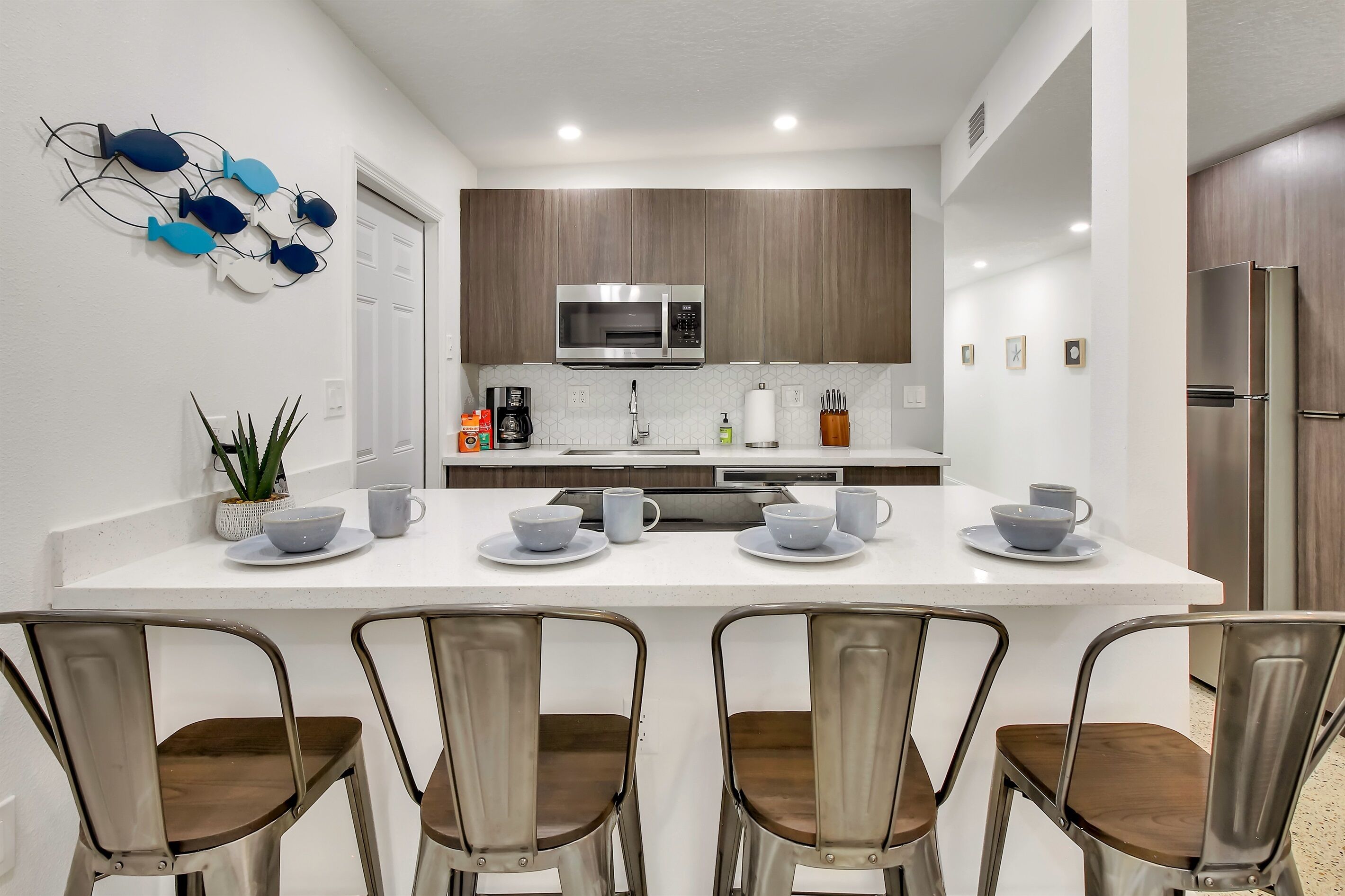 Kjøleskap, mikrobølgeovn, ovn og kokeplater