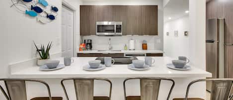 冷蔵庫、電子レンジ、オーブン、コンロ