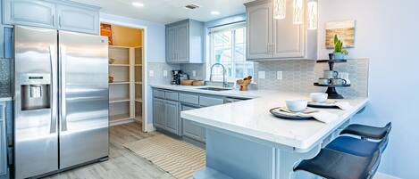 Réfrigérateur, micro-ondes, four, plaque de cuisson