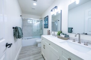Douche, sèche-cheveux, serviettes fournies, savon