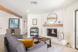 Smart TV, fireplace, books - Gorgeous 5 Bedroom / 4 Bath Home with Heated Pool! (Tucson)