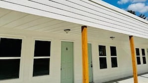 A white building with a flat roof and multiple windows. - 1BR Near DT & Mountain Goat Cafe (Greenville)