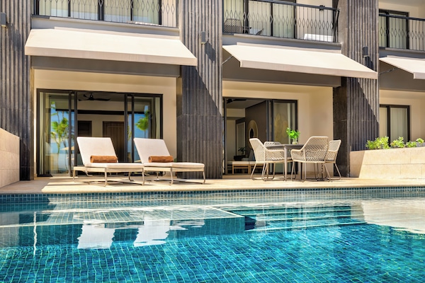Preferred Club Master Suite Ocean Front  Swim Out King | 1 bedroom, free minibar, in-room safe, desk
