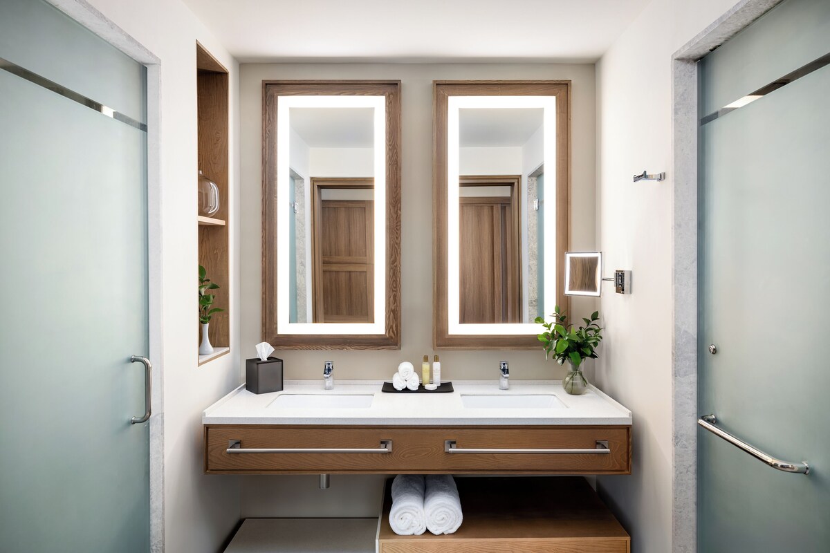 Shower, rainfall showerhead, free toiletries, hair dryer - Secrets Tides Punta Cana All Inclusive - Adults Only (Punta Cana)
