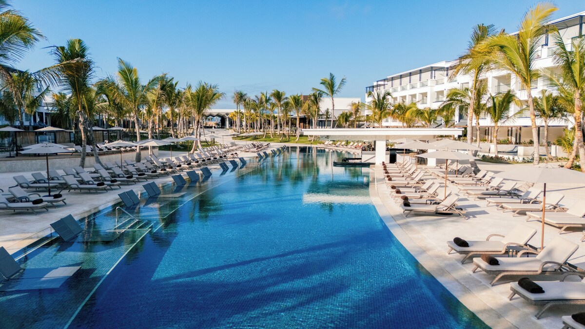 3 outdoor pools, open 7:00 AM to 7:00 PM, pool umbrellas - Secrets Tides Punta Cana All Inclusive - Adults Only (Punta Cana)